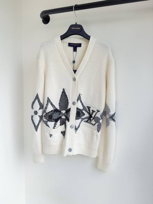 Loui25秋冬新款滑雪限定系列提花撞色针织V领开衫出货冬季氛围感满满经典延续绝对是心头爱啊，撞色领口下脚袖口嵌织 山羊毛羊绒针织面料，手感细软舒适，标志净色图