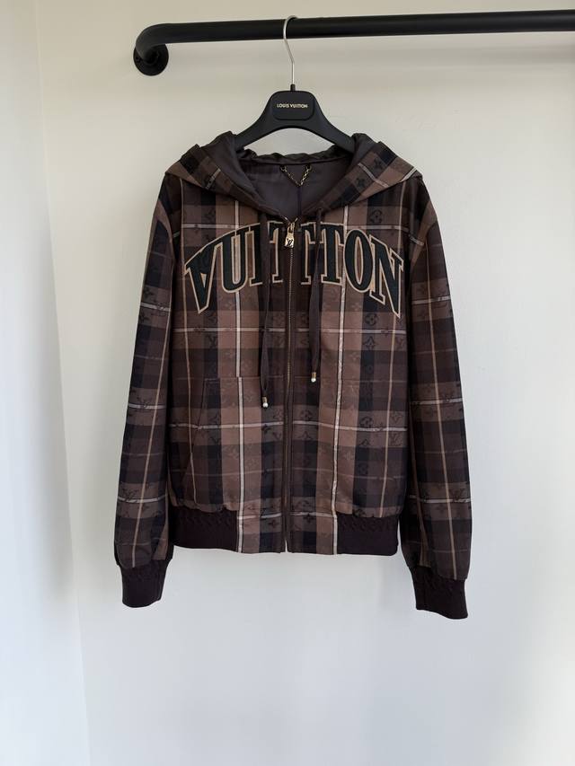 Louis25秋冬新款穿刺绣字母羊连帽拉链外套出货定制五金配件 整件立体剪裁 全方位精致做工 面料的细腻程度,肉眼可见的好，垂坠感佳，随身而动休闲宽松拉链廓形，