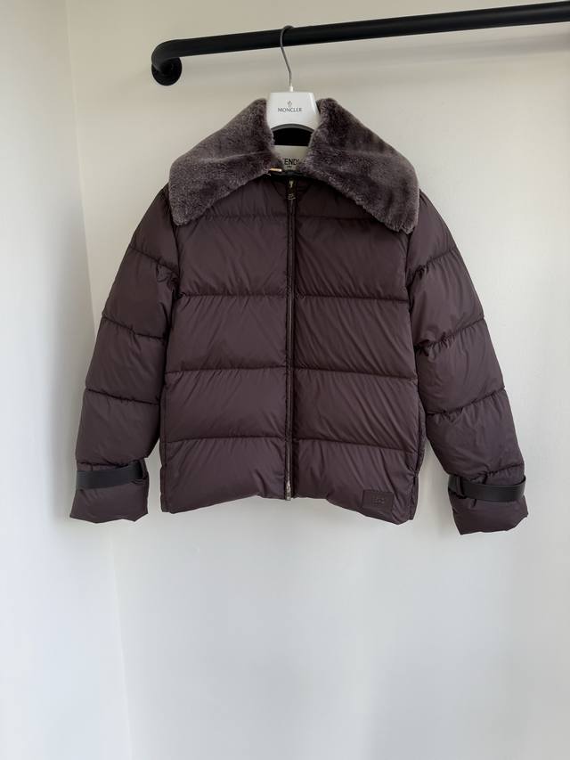 顶级版本 Fd25秋冬限定新款净色真羊皮毛领金属扣拉链羽绒外套出货这款外套彰显优雅气质与摩登风范采用棉质精心制作常规廓形，饰以定制金属拉链 突显灵感源自经典饰有