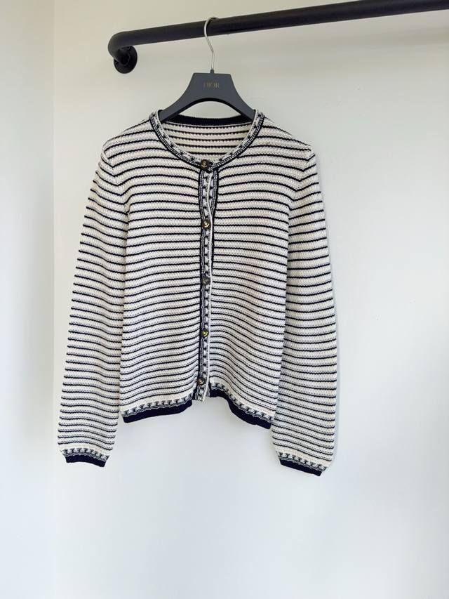 Dio26早春新款撞色棉质针织面料MarinièRe开衫出货这款开衫是一款精致优雅的单品采用富有纹理的棉质针织面料精心制作，呈常规版型，撞色MarinièRe图