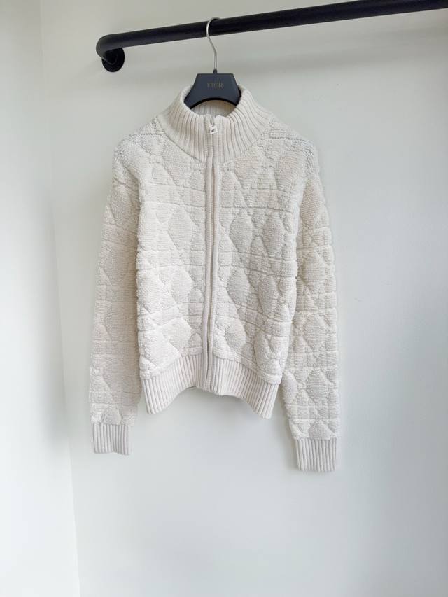 Dio25秋冬新款菱形格纹定制高领拉链针织外套出货选用绵羊毛纱线高级定制7针毛巾锈织造，毛绒紧密厚实，呈菱形格突起老花花纹，纹路清晰 图案花型严密测量 还原制作