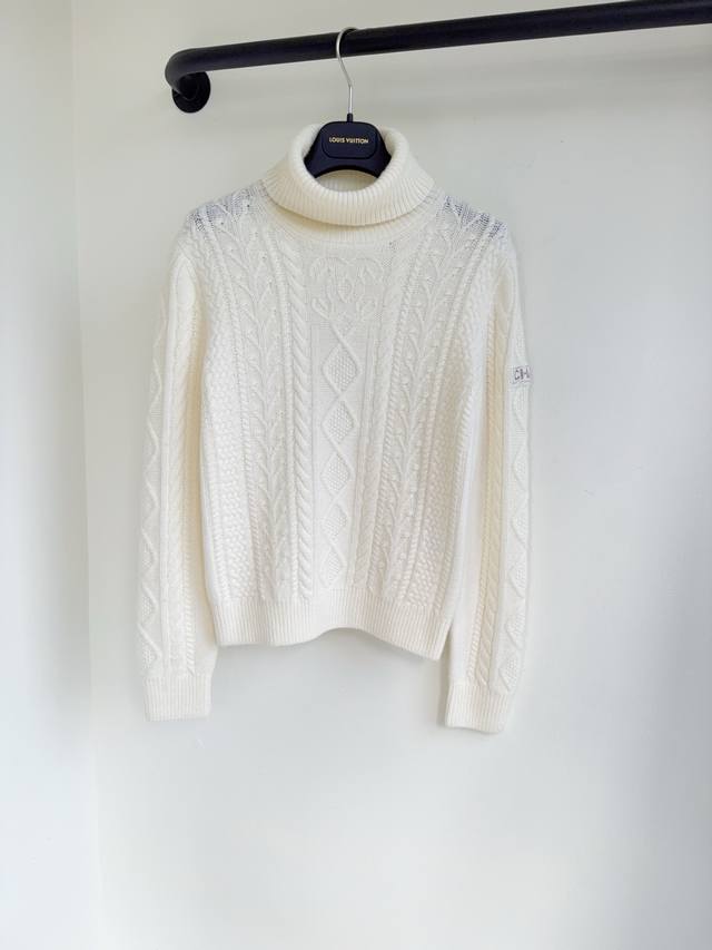 顶级版本 Chane25秋冬新款滑雪限定系列提花净色针织烫钻高领上衣出货冬季氛围感满满经典延续绝对是心头爱啊，幸运星嵌织 山羊绒真丝针织面料，手感细软舒适，标志
