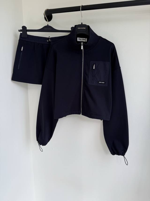 外套 半裙 Miu25秋冬新款高领拉链夹克外套半裙出货夹克是Miu衣橱中的经典单品结合了科技面料的特性并通过细节突显其运动风格和短款设计，重释现代休闲造型的比例