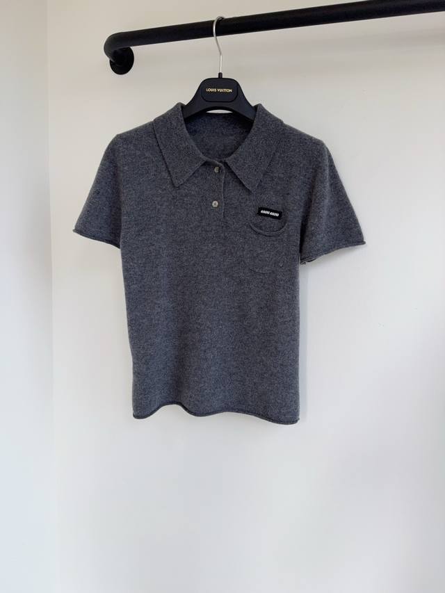 Miu26早春新款法式轻奢翻领撞色徽标刺绣字母设计针织上衣出货撞色设计 赋予高级质感，立体徽标刺绣字母设计早春氛围直接拉满 定制进口面料，透气性好，定制刻字金属