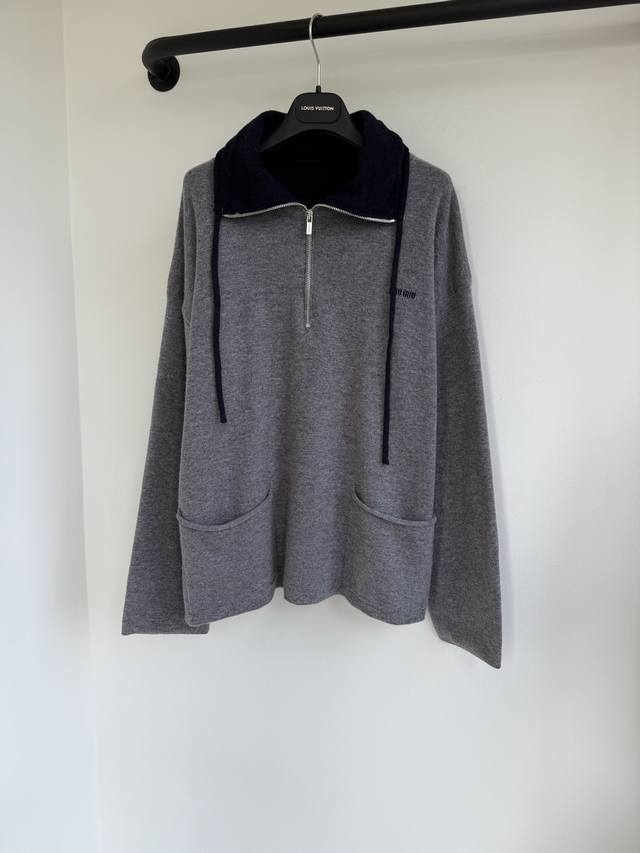 顶级版本 Miu25系列新款提花字母内里拼接撞色面料拉链抽绳外套出货时髦必备单品 打破传统针织外套刻板印象 兼顾休闲感与正式感 经典高级山羊绒 宽松版型 搭配徽