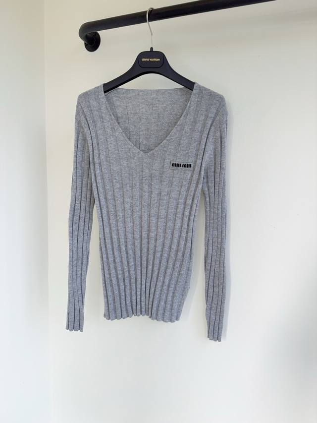 Miu25秋冬新款法式轻奢净色提花图案字母V领针织上衣出货定制图案针法 净色设计 赋予高级质感字母设计，秋冬氛围直接拉满定制进口纱线针织面料，透气性好，穿着舒适