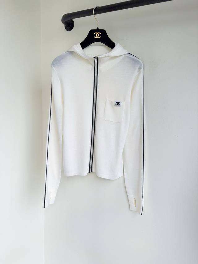 顶级版本 Chane25秋冬限定单品滑雪系列纱线撞色拉链刺绣字母拼接高领连帽拉链针织开衫外套出货巨显净色 定制金属拉链头标识设计低调高级，经典修身版型 百搭不挑