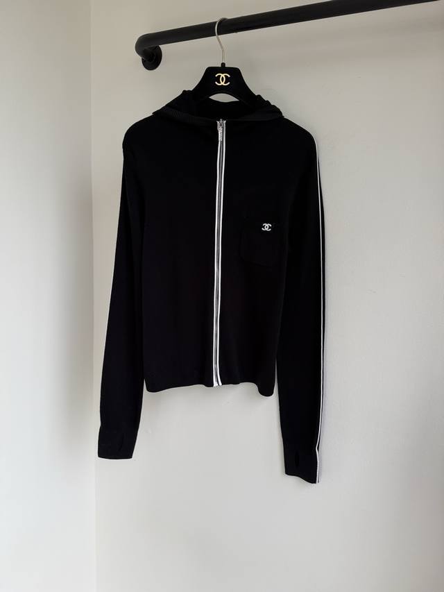 顶级版本 Chane25秋冬限定单品滑雪系列纱线撞色拉链刺绣字母拼接高领连帽拉链针织开衫外套出货巨显净色 定制金属拉链头标识设计低调高级，经典修身版型 百搭不挑