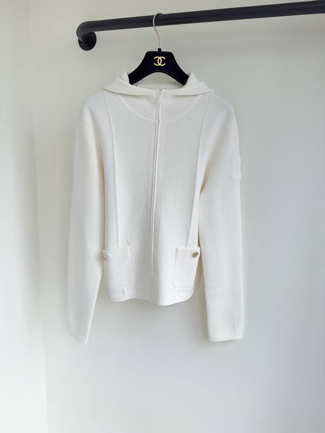 顶级版本 Chane25秋冬限定单品滑雪系列纱线净色拼接高领连帽拉链针织开衫外套出货巨显净色 定制金属拉链头标识设计低调高级，经典修身版型 百搭不挑人，减龄优雅