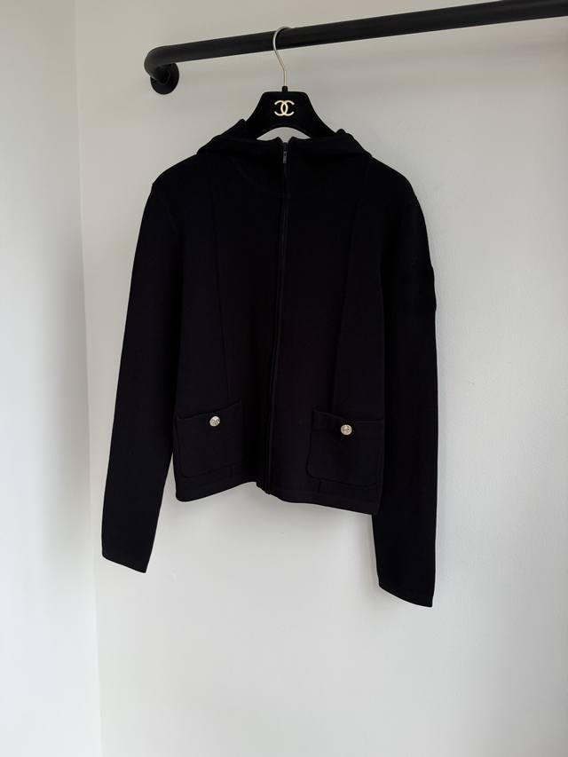 顶级版本 Chane25秋冬限定单品滑雪系列纱线净色拼接高领连帽拉链针织开衫外套出货巨显净色 定制金属拉链头标识设计低调高级，经典修身版型 百搭不挑人，减龄优雅