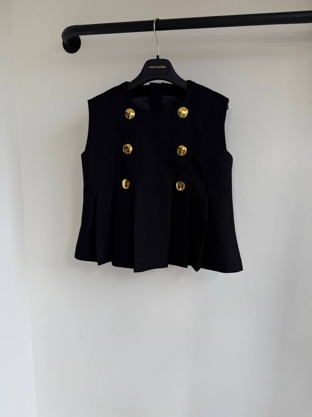 Louis26早春新款富家名媛千金定制净色面料无袖金属扣褶皱马甲上衣出货经典黑色面料精裁圆领版型 重磅裁剪超级耗料，细节令整款设计更具有立体感周正挺括，上身就能