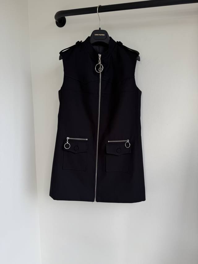 Louis26早春系列新款无袖圆领连衣裙出货本款连衣裙取材高级黑色面料以拉链圆领衔接裙摆令日常着装显露妩媚意味。正面全长明拉链配有 Monogram拉链头，与口