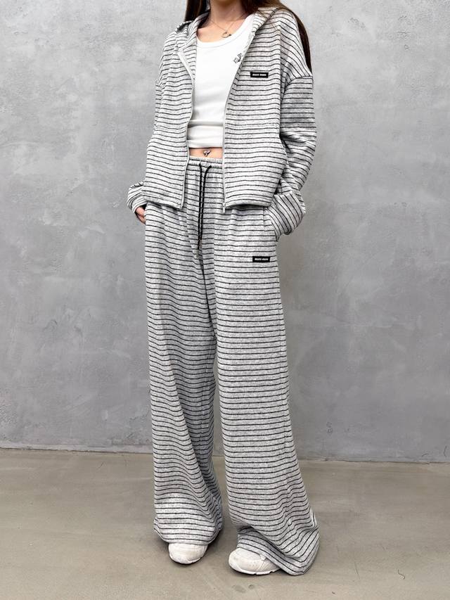 Miu ｜ 新款休闲裤，经典刺绣标，羊毛混纺条纹面料，时尚休闲，尺码Sml