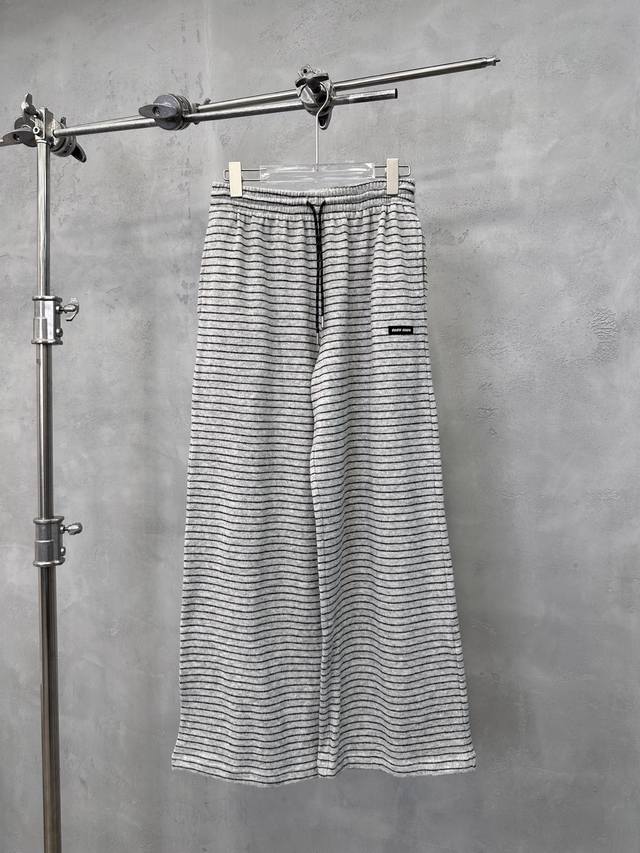 Miu ｜ 新款休闲裤，经典刺绣标，羊毛混纺条纹面料，时尚休闲，尺码Sml