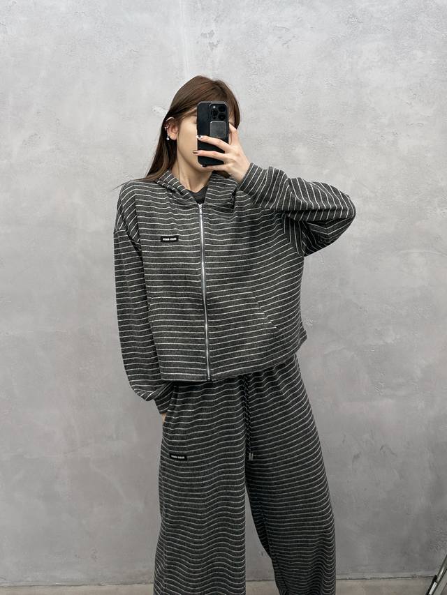 Miu ｜ 新款休闲开衫，经典刺绣标，羊毛混纺条纹面料，时尚休闲，尺码Sml