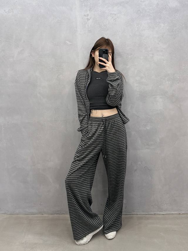 Miu ｜ 新款休闲裤，经典刺绣标，羊毛混纺条纹面料，时尚休闲，尺码Sml