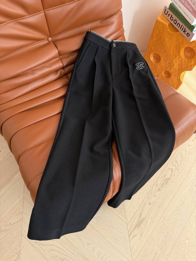 加厚羊毛冬季西裤 25新款 Vintage风格双C图案刺绣装饰羊毛裤子 采用双层面料复合羊毛材质 厚实保暖 质感特别好 粗斜纹肌理感 过冬必备 腰部刺绣手摇撞色