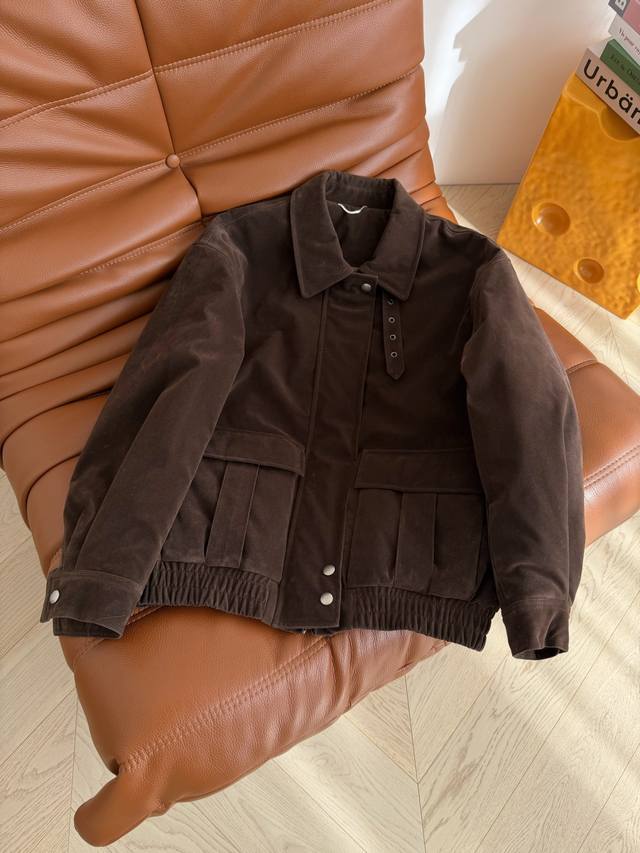 25Fw 复古系列绒皮棉服外套 冬季复古美拉德色系 超级经典又耐看 氛围感满满 外层绒皮 内里夹棉设计 双层保暖 上身自带休闲慵懒属性 美式复古感拿捏了 一色三