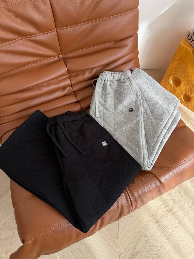 冬季时髦棉裤 25 Fw 经典Logo刺绣装饰洐缝棉裤 直筒阔型的版型 面料是夹棉设计 保暖不臃肿 上身就和普通的直筒裤子一样 实际上特别保暖 时髦感在线 各种