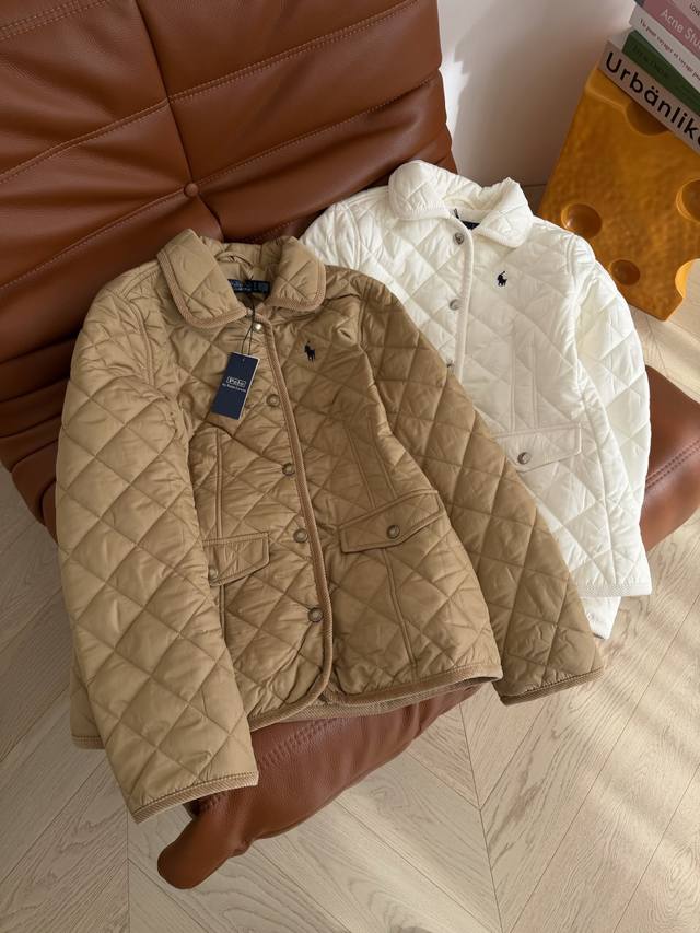 25新品 复古小马图案刺绣棉服外套 修身收腰款 后背可以调节收腰程度 太好看了 洐缝工艺搭配灯芯绒镶边 细节感满满 轻松保暖零负担 上身就是显瘦显腿长 很好搭配