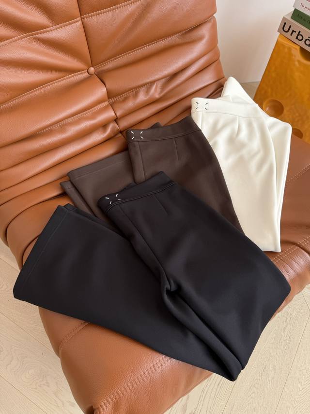 腿精2.0 后背刺绣Logo装饰微喇开叉裤 高腰长腿功能性裤子 上身自动把双腿拉到最长 修饰腰臀比例感 面料有弹性 特别显瘦和藏肉 微喇裤型 裤脚小开叉设计 盖