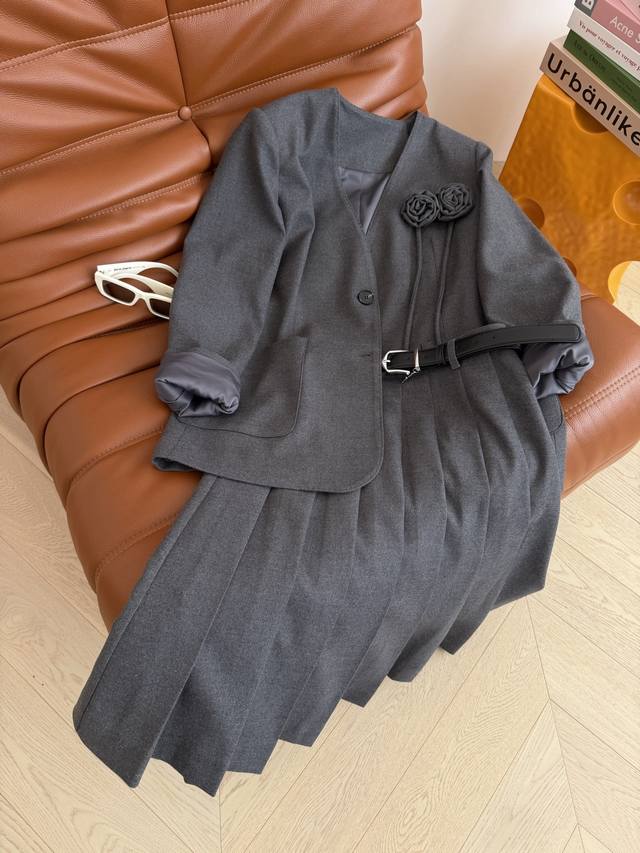 25秋冬立体可拆卸花朵装饰一套搭配 V领西装外套+腰带装饰压褶半裙 颜色很高级 一套上身真的满满的气质感 是行走的气场 时髦又高级 通勤或者日常皆可 羊毛混纺面