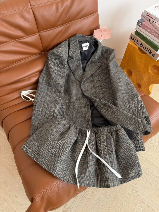 25秋冬新款 复古英伦风威尔士亲王格纹羊毛套装 妥妥的贵族气质感 宽松廓形的西装剪裁版型 带有垫肩设计 搭配经典的迷你半裙 一套上身巨显时髦 显长腿显高 面料是
