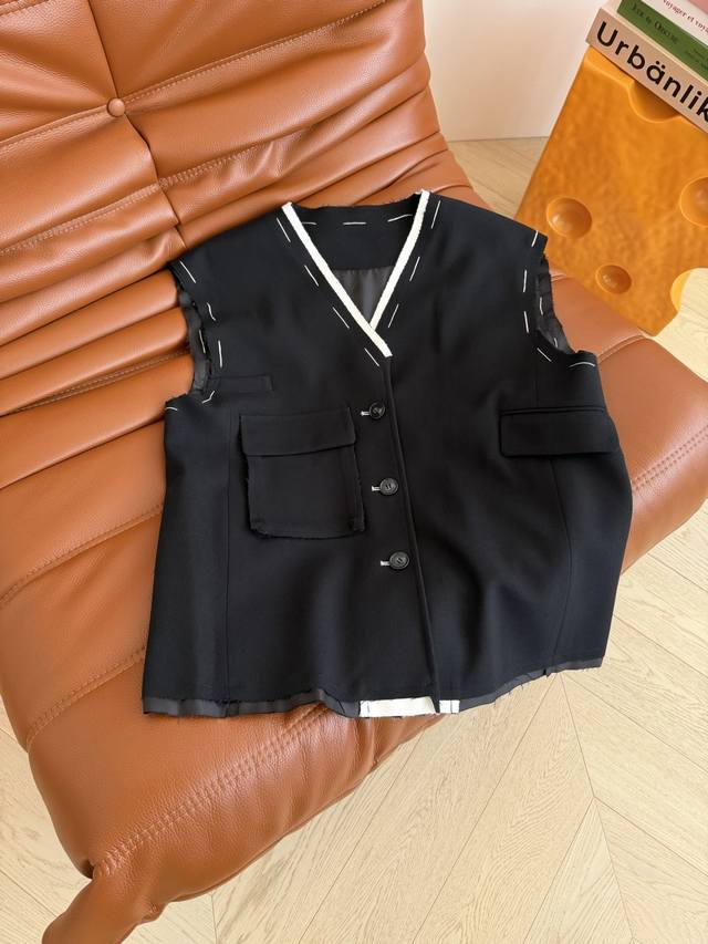 25秋冬新款 撞色手工线设计马甲外套 休闲慵懒 叠穿必备 率性干练 宽松自在 可以叠穿衬衫或者T恤 卫衣都可以 高纬度时髦感信手拈来 重工的手工明线和毛边相呼应