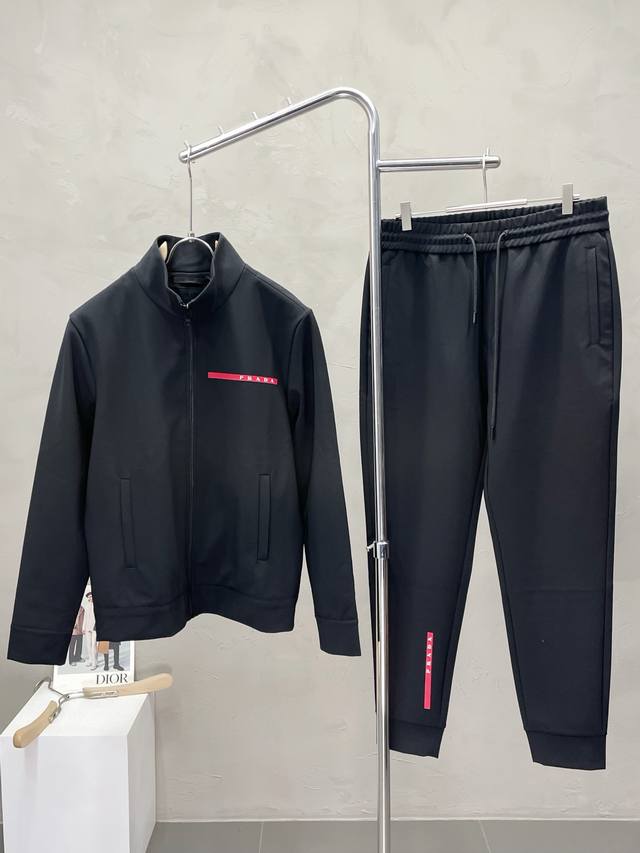 套。prada普拉达独家专供新款专柜同款春秋套装，高级感满满！细节精致高档，做工无可挑剔！进口面料 立体精致细腻。原版高端双面平纹针织面料很显高级！面料挺括抗皱