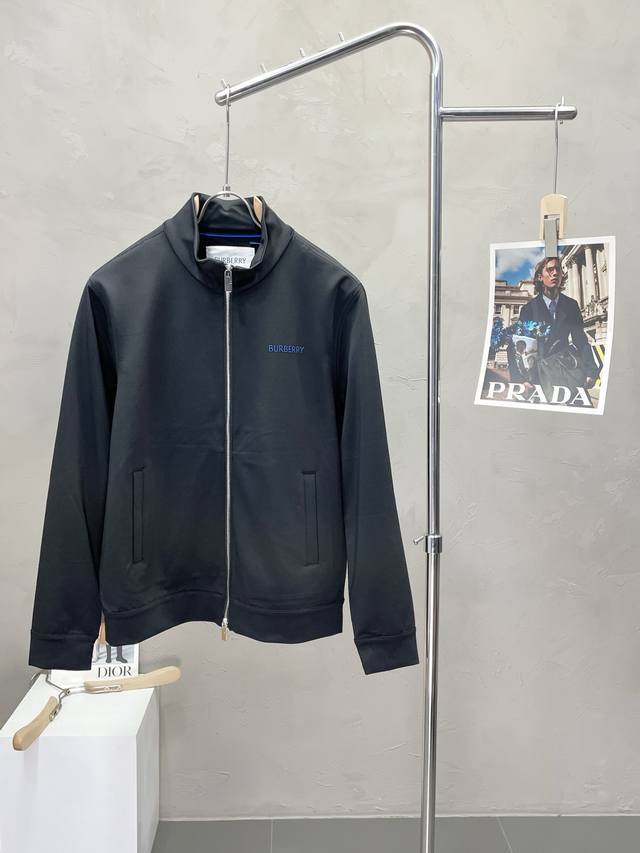 Burberry巴宝莉独家专供最新春秋外套 经典设计感与颜值爆棚的外套，品质更是无法挑剔品控可以直接入手，不容过错的高端臻品！通过细节图片便可感受到它强悍的气场