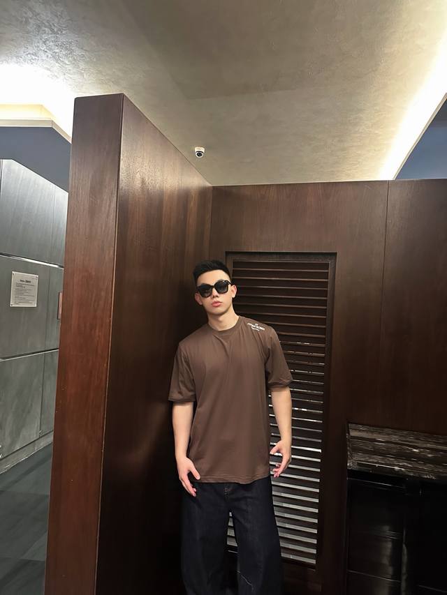 Fd肩膀字母标识豆沙色短袖T恤 这款豆沙色短袖，是时尚与舒适融合的典范。99%的棉质面料，赋予其柔软亲肤的质感，透气性极佳，让肌肤自在呼吸，1%的聚酯纤维则增添