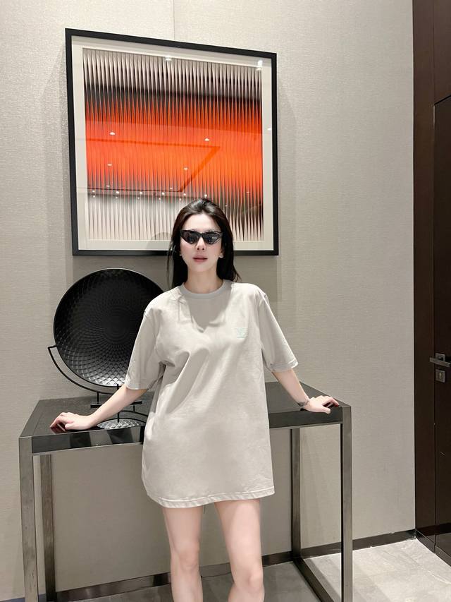 LV后背海豚图案印花短袖T恤 V 海豚印花短袖，浅灰色调自带高级松弛感！纯棉面料亲肤透气，胸前经典 Lv 标识低调有品，后背粉蓝海豚印花灵动俏皮，把法式浪漫与潮