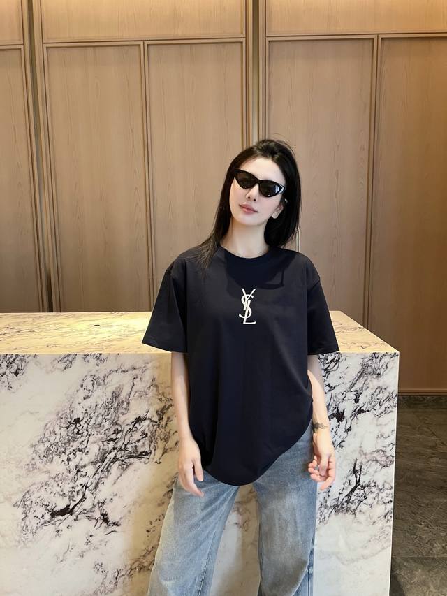 Ysl大大字母Logo印花短袖T恤 这款藏青色短袖，于简约中彰显非凡格调。甄选高品质纯棉面料，触感柔软亲肤 ，透气性佳，让你在炎炎夏日也能保持舒适自在。 标志性