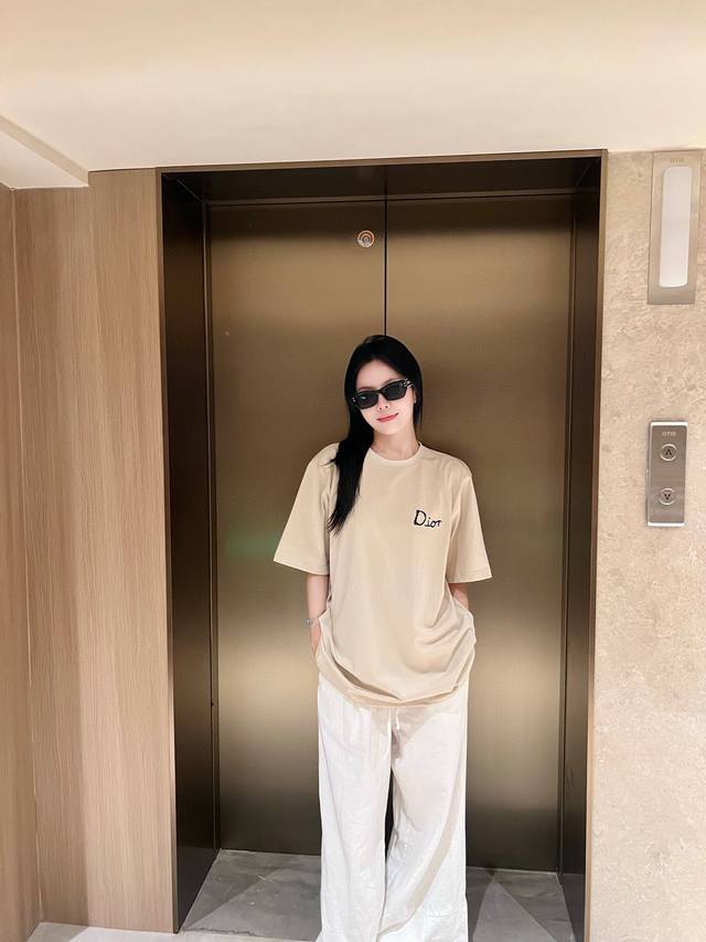 小迪胸前Di字母Logo刺绣标识情侣款短袖T恤 这款小迪T恤，绝对是夏日穿搭的吸睛利器！胸前的字母Logo，精致又醒目，瞬间提升整体的时尚感与辨识度。后背的植绒