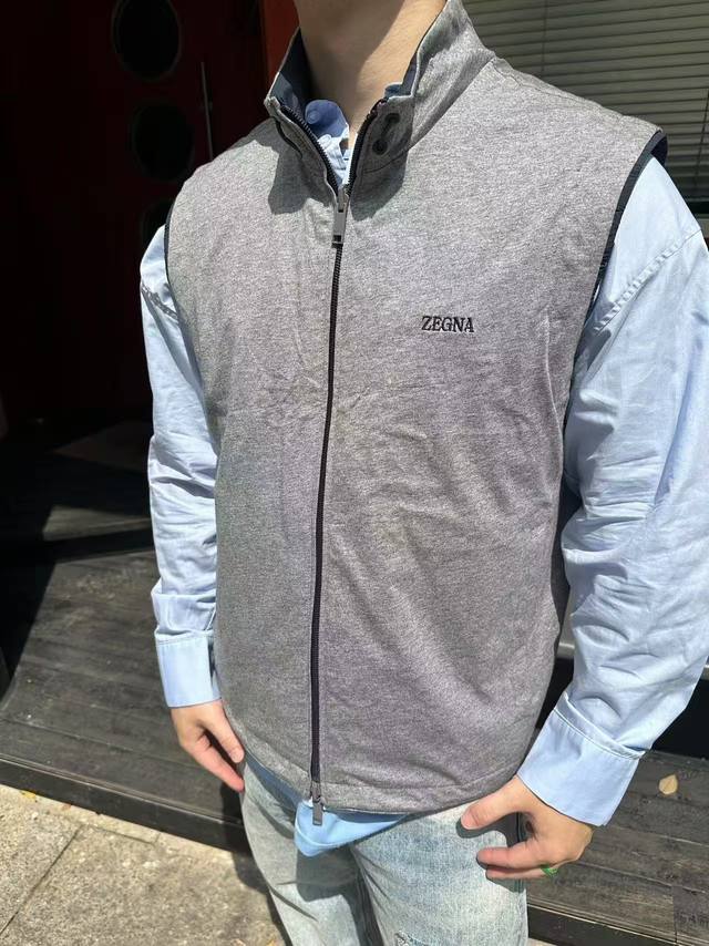 Zegna微纤维双面Brezza马甲 面料选择： 选用100%聚酯纤维打造的微纤维面料，以出色的抗撕裂，耐磨性能著称，穿着过程中能快速恢复平整，长久保持衣物挺括