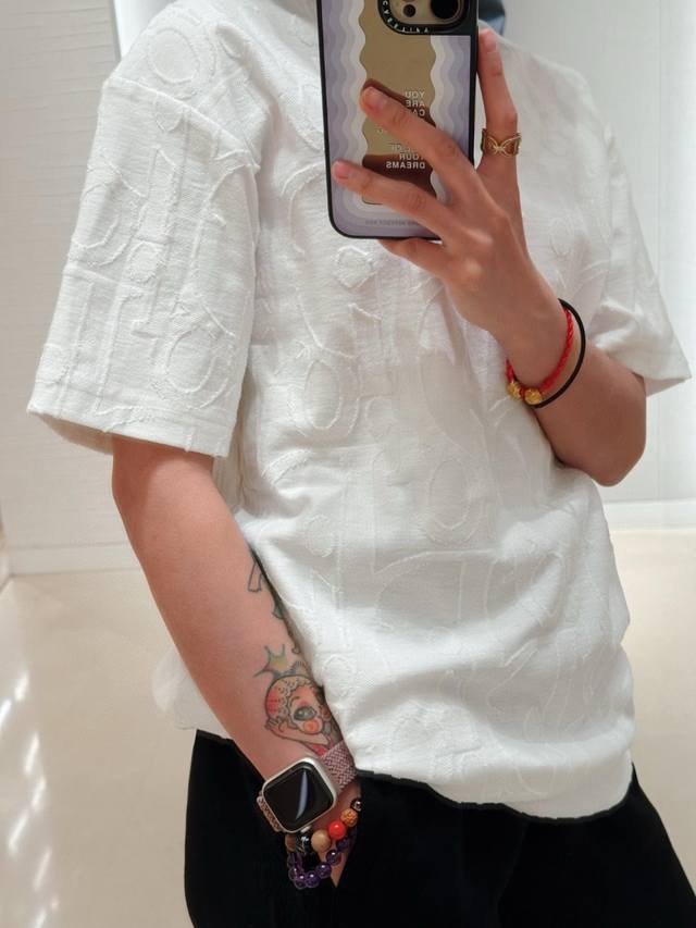 Dr浮雕提花圆领短袖T恤 纯棉质平纹面料，全幅Oblique提花图案，通过全幅提花与剪毛工艺的深度融合形成浮雕效果。凸起提花进行定向剪切，形成浮雕效果，增强触感