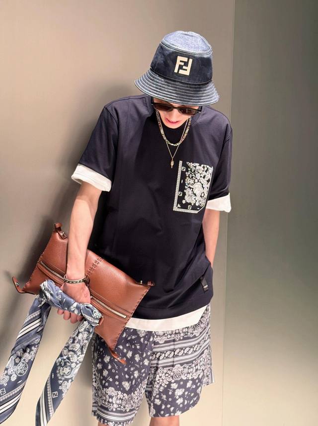 Fd蜡花口袋圆领短袖T恤 特纺紧密棉质纯棉面料，手感柔软、细腻、有丝绸般的感觉。 立体厚板胶浆印花，颜色鲜艳、图案清晰，且具有良好的耐磨、耐水和耐腐蚀性能。 简