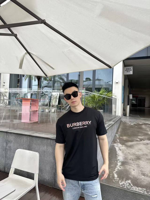 Bbr字母Logo印花标识情侣款短袖T恤 经典英伦风尚，尽在这件Burb**短袖。精选100%纯棉面料，触感柔软亲肤，穿着舒适透气 。简约圆领设计，百搭不挑人。