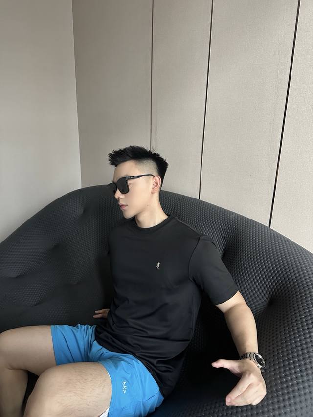 Ysl小Logo刺绣情侣款短袖黑白T恤 这款短袖，简约而不失格调。经典圆领设计，贴合颈部线条，舒适又百搭。黑白双色，纯粹而永恒，轻松适配各种风格造型。 客供高克