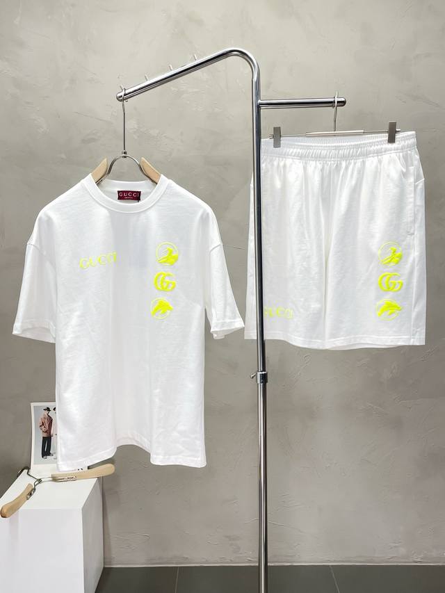 套。Gucci古驰独家专供新款专柜同款春夏套装，高级感满满！细节精致高档，做工无可挑剔！进口面料 立体精致细腻。原版高端双面平纹针织面料很显高级！面料挺括抗皱耐