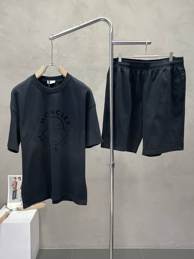 套。Moncler蒙口独家专供新款专柜同款春夏套装，高级感满满！细节精致高档，做工无可挑剔！进口面料 立体精致细腻。原版高端双面平纹针织面料很显高级！面料挺括抗