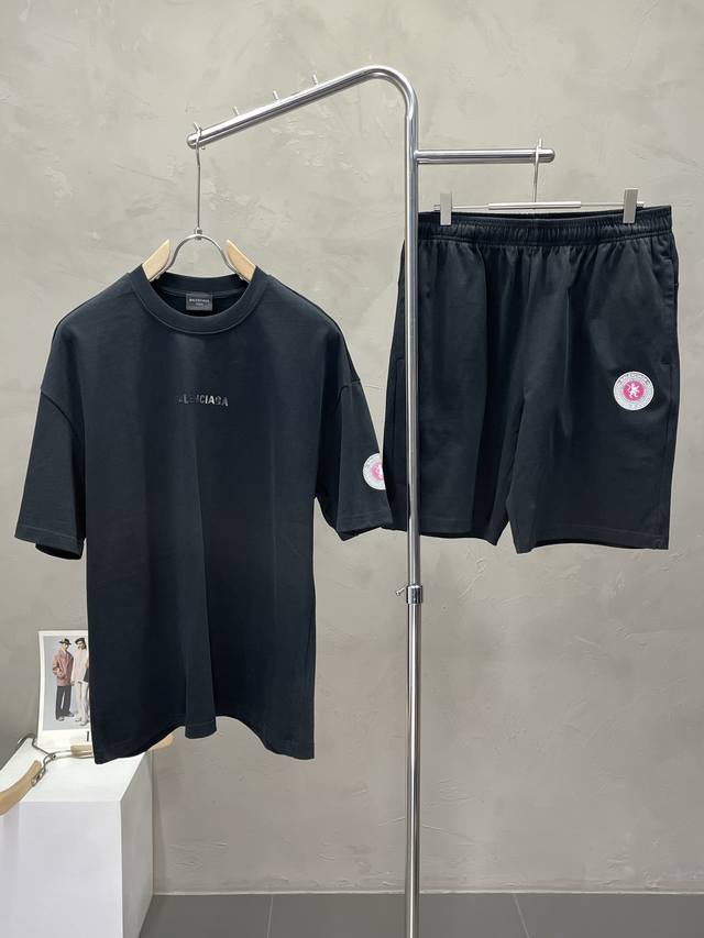 套。 Balenciaga巴黎世家独家专供新款专柜同款春夏套装，高级感满满！细节精致高档，做工无可挑剔！进口面料 立体精致细腻。原版高端双面平纹针织面料很显高级