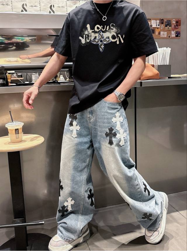 Louis Vuitton路易威登 25Ss新款经典印花短袖，明星穿搭款，采用双纱纯棉280G，印花工艺，面料颜色定制定染，不缩水不退色。手感舒服，质感超强潮男