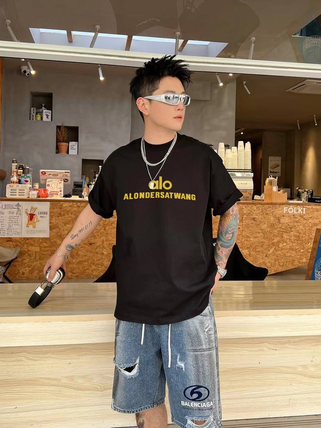 Alo 新款字母印花双层重工短袖T桖 字母图案不管是T桖还是卫衣都是每年的爆款单品 前幅大面积印花采用大康丽数码印花机直喷 成本极高 经过多次的调试打版图案色差