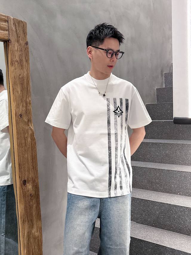 Lv 2025Ss春夏新款棉质圆领短袖T恤 胸前印花工艺 顶级丝光棉面料定制 标准版型 黑 白 两色 男女同款 码数：S M L Xl Xxl