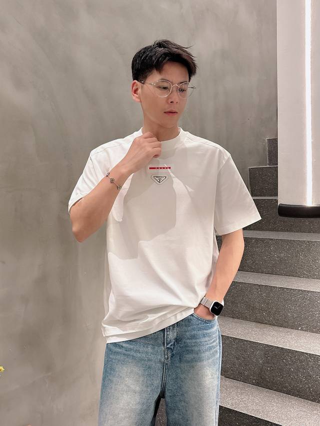 普拉达 2025春夏新款男女同款短袖T恤，！定制专属纯棉面料，定制原版工艺螺纹，胸前重工字母Logo工艺设计！简约大方，从容百搭，档次极高，完美融入时尚还有风情