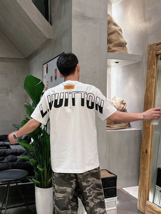 Lv 2025春夏新款男女同款短袖T恤，！定制专属纯棉面料，定制原版工艺螺纹，胸前重工字母Logo工艺设计！简约大方，从容百搭，档次极高，完美融入时尚还有风情感