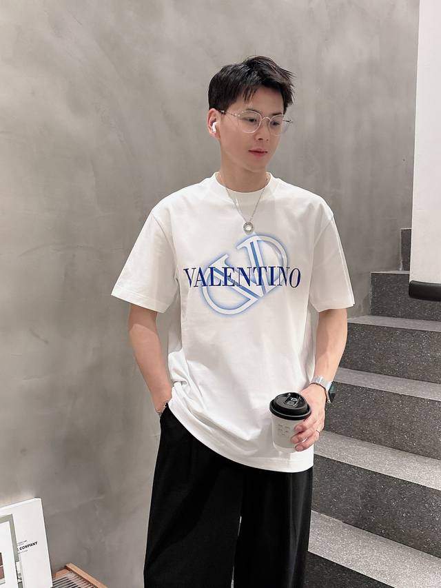 华伦天奴 2025春夏新款男女同款短袖T恤，！定制专属纯棉面料，定制原版工艺螺纹，胸前重工字母Logo工艺设计！简约大方，从容百搭，档次极高，完美融入时尚还有风