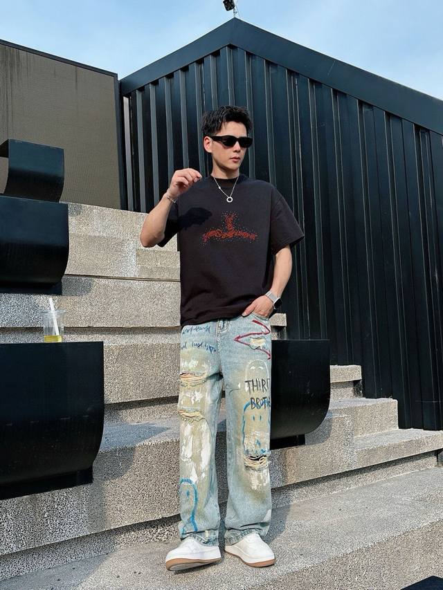 Ysl家 2025春夏新款首发专柜最新款短袖圆领T恤 高端订制 设计前卫时尚！品牌Logo重工艺设计 高端定制面料.手感柔软.穿着舒适.专柜级别精致车线.做工精