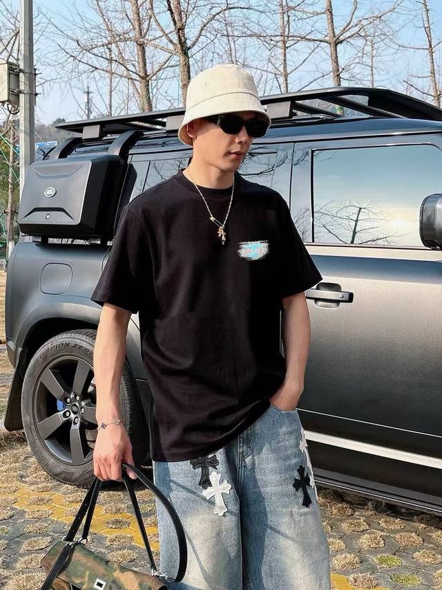 香家 2025春夏新款首发专柜最新款短袖圆领T恤 高端订制 设计前卫时尚！品牌Logo重工艺设计 高端定制面料.手感柔软.穿着舒适.专柜级别精致车线.做工精细.